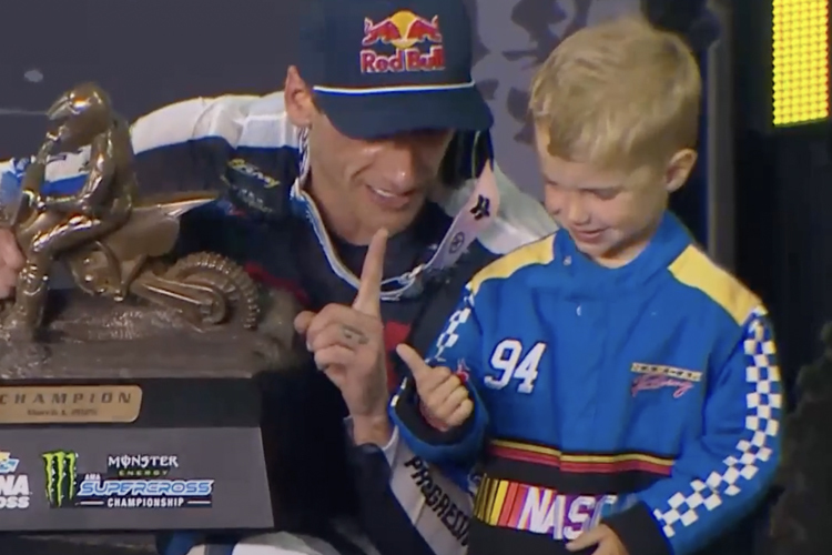 Ken Roczen auf dem Podium mit seinem ältesten Sohn Griffin