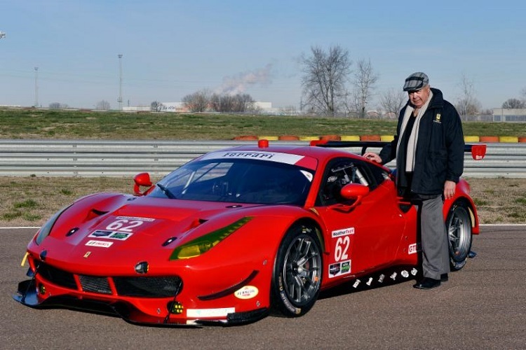 Stolzes Paar: Giuseppe Risi und sein Ferrari 488 GTE
