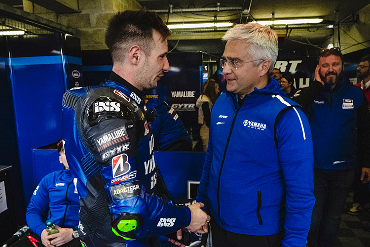 Auch Yamaha-Superbike-Manager Andrea Dosoli (re.) gratuliert Fritz zum Ergebnis