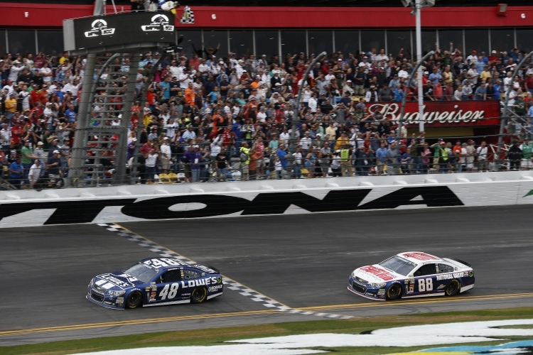 Jimmie Johnson gewann vor Dale Earnhardt jr.