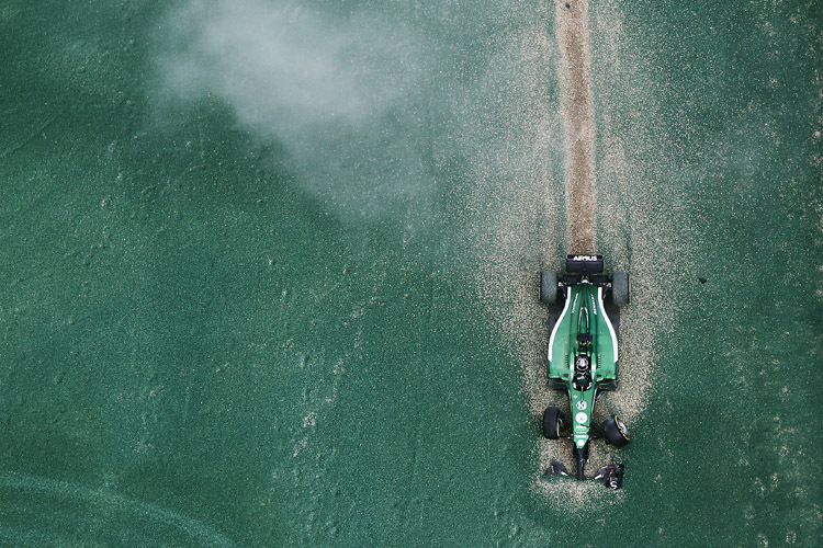 Frühes Ende: Kamui Kobayashi versenkt seinen Caterham nach dem Bremsdefekt im Kiesbett der ersten Kurve