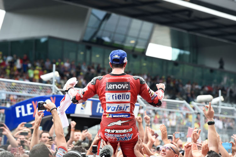 Andrea Dovizioso ließ sich nach seinem Spielberg-Sieg 2019 feiern