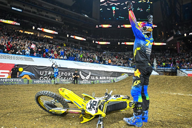 Ken Roczen feiert in Indianapolis seinen Sieg vor 60.000 begeisterten Fans 