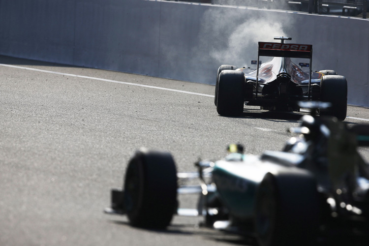 Der spätere Sieger Lewis Hamilton fährt an Max Verstappen vorbei, der wegen Motorschadens anhält