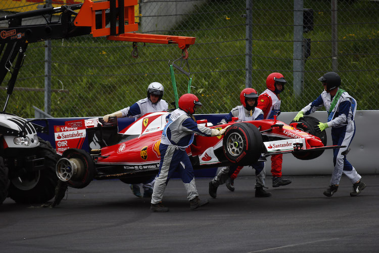 Der Ferrari von Sebastian Vettel ohne den Reifen