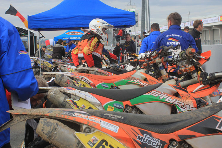 Warten auf den Einsatz: Team Deutschland am Sachsenring