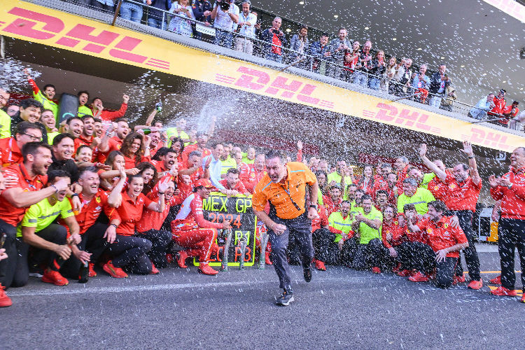 Zak Brown beim Siegerfoto von Ferrari