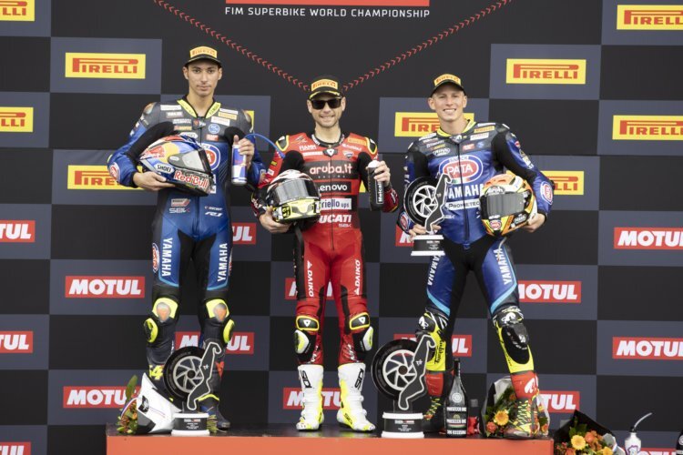 Die Yamaha-Piloten Toprak Razgatlioglu und Andrea Locatelli flankierten in Assen Ducati-Star Alvaro Bautista auf dem Podium