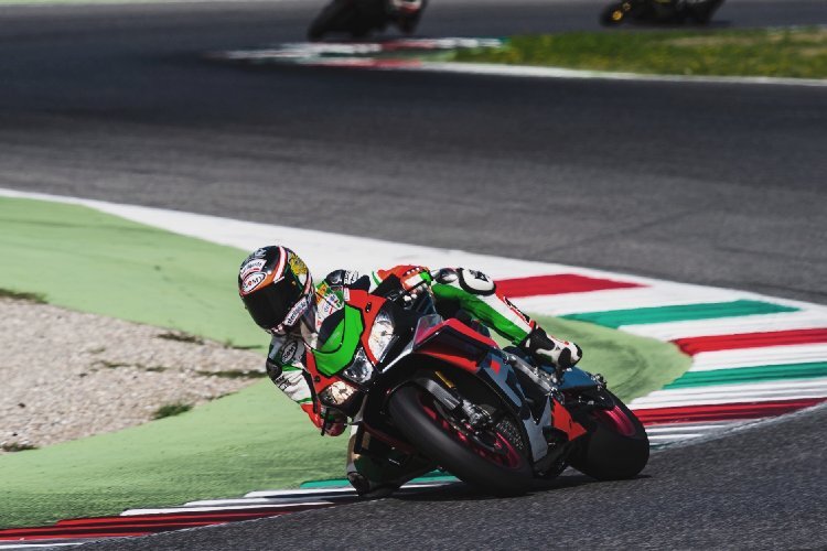 Max Biaggi wusste das Gas der Aprilia RSV4 noch zu bedienen 