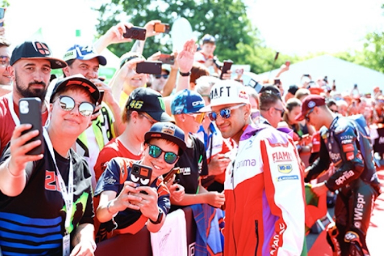 Selfie mit dem WM-Leader? Auch Jorge Martin ist beim Hero Walk dabei