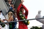 Grosse Freude: Timo Bernhard auf dem Siegerpodest in Le Mans