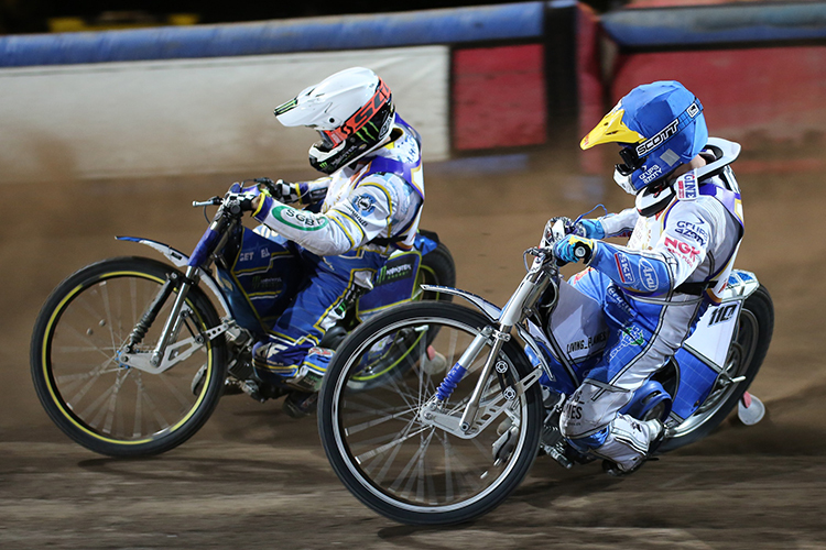 In Prag: Chris Holder vor Nicki Pedersen