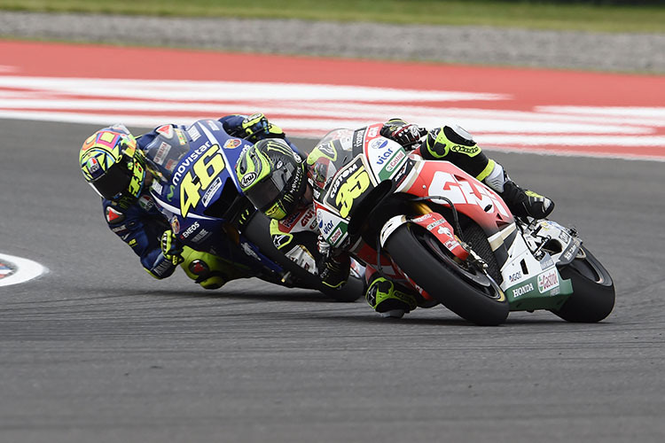 Cal Crutchlow vor Valentino Rossi