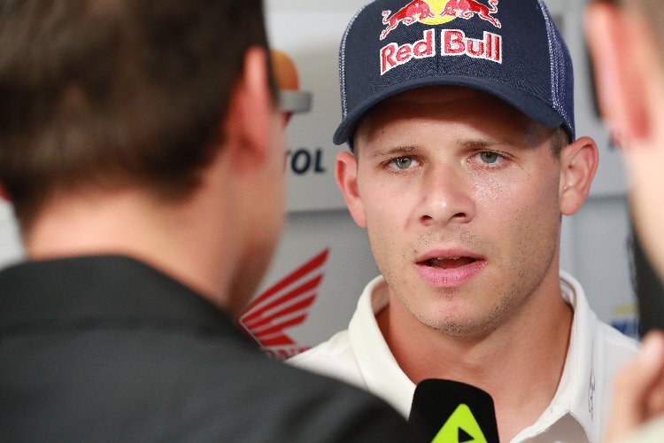 In Motegi stellt Stefan Bradl als ServusTV-Experte die fragen