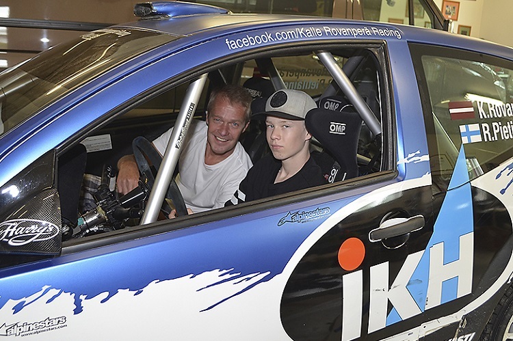 Kalle Rovanperä (re.) im Auto mit seinem Vater Harri (li.) auf dem Beifahrersitz