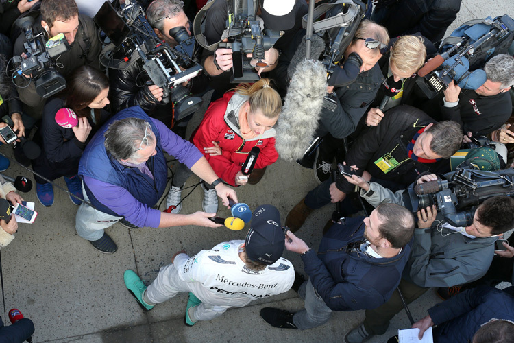 Lewis Hamilton beim Interview mit Vertretern von RTL und Sky