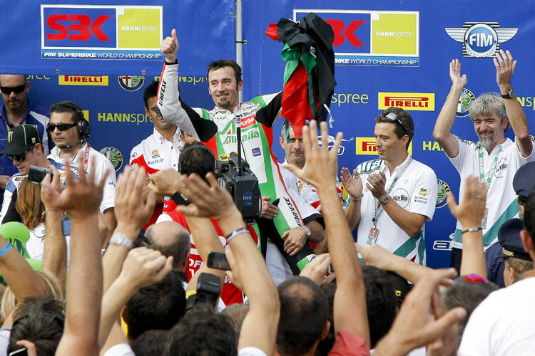 Max Biaggi lässt sich feiern