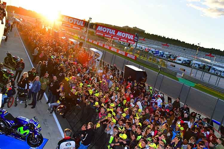 Valencia-GP 2017: Vor keiner Box harren soe viele Fans aus wie bei Rossi