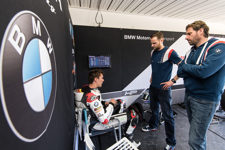 Markus Reiterberger (sitzend) mit BMW-Rennchef Marc Bongers (re.)