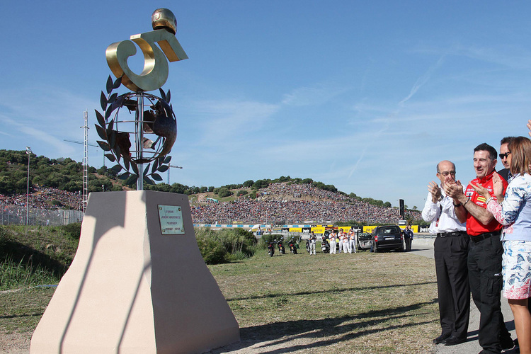 Kurve 8: Skulptur für «Aspar» Martinez (rotes Hemd)