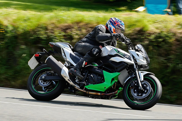 Die Kawasaki Z 7 Hybrid im Einsatz auf dem berühmt berüchtigten Snaefell Mountain Course