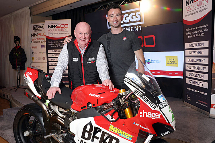 NW200-Eventdirektor Mervyn White mit Glenn Irwin (re.)