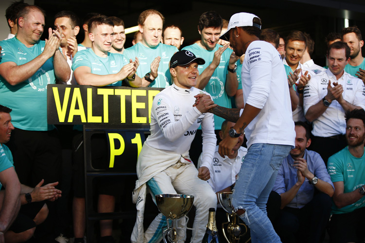 Bottas und Hamilton: Gratulation oder Armdrücken?