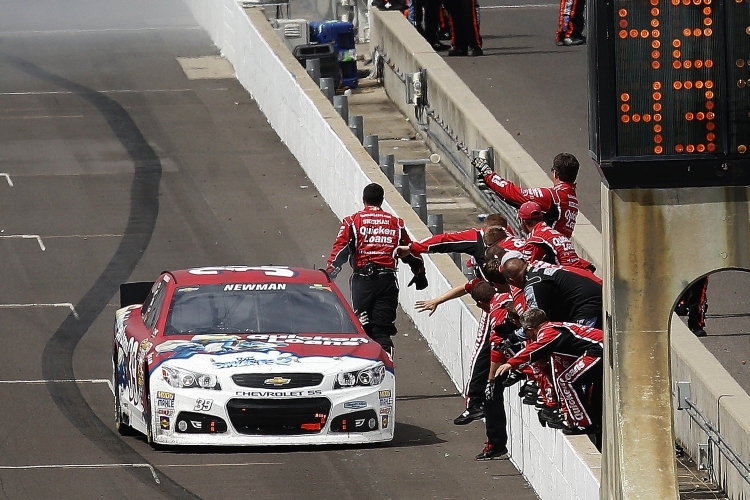 Ryan Newman setzte sich am Ende gegen Jimmie Johnson durch