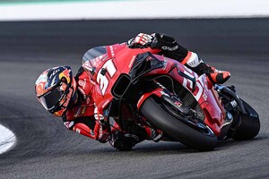 Pedro Acosta beim MotoGP-Debüt in Valencia: Am ersten Testtag noch mit dem bewährten Alu-Chassis)