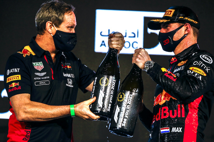 Max Verstappen auf dem Siegerpodest von Abu Dhabi mit Paul Monaghan, dem leitenden Ingenieur von Red Bull Racing