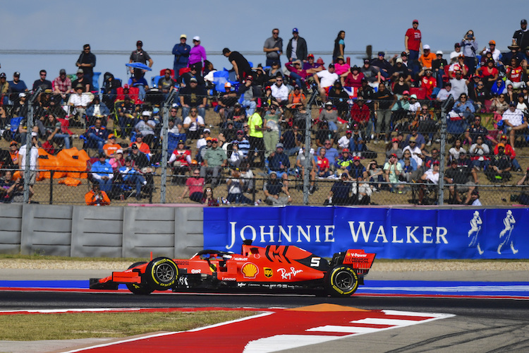 Sebastian Vettel mit kaputtem Ferrari