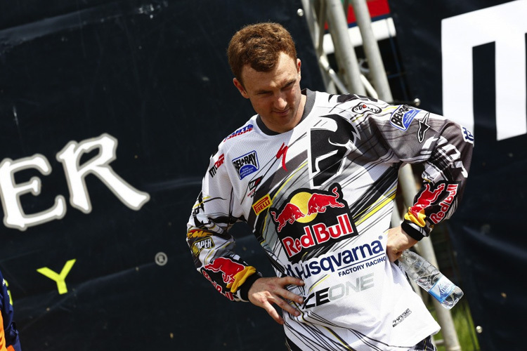 Tyla Rattray nachdenklich vor dem Banner von Monster Energy