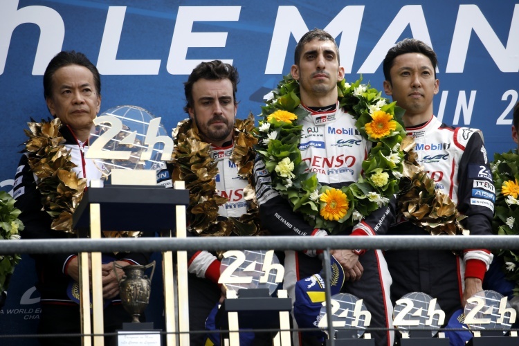 Sieger der 24h von Le Mans: (v.li.) Shigeki Tomoyama, Fernando Alonso, Sébastien Buemi und Kazuki Nakajima