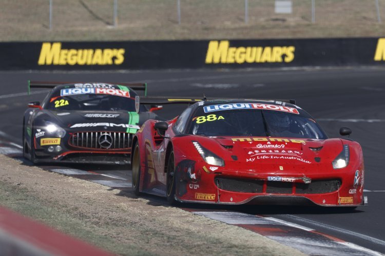 Zweikampf um die Spitze zwischen dem Ferrari 488 GT3 und dem Mercedes-AMG GT3