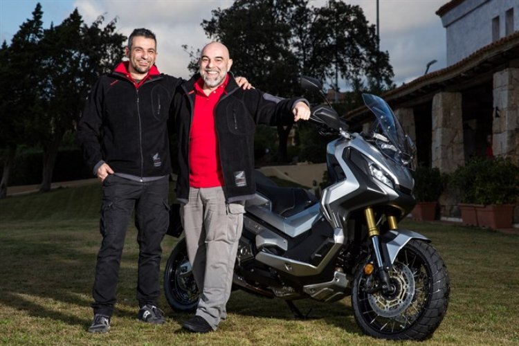 Daniele Lucchesi und Maurizio Carbonara mit ihren Kinder, dem Honda X-ADV