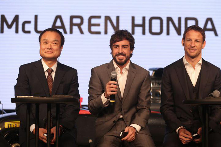 Honda-Chef Takanobu Ito mit den McLaren-Fahrern Fernando Alonso und Jenson Button