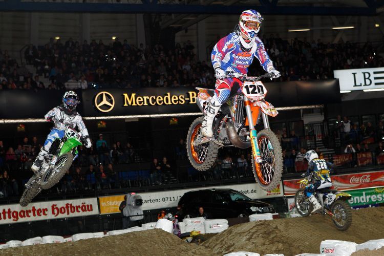 Heisse Action beim Supercross in Stuttgart