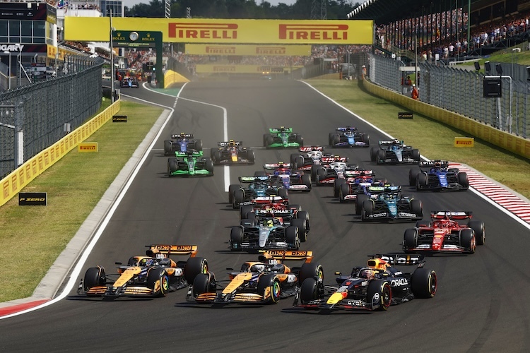 Kurz nach dem Start zum Ungarn-GP: Links an der Innenseite der Kurve Oscar Piastri, in der Mitte Lando Norris, rechts an der Aussenseite Max Verstappen