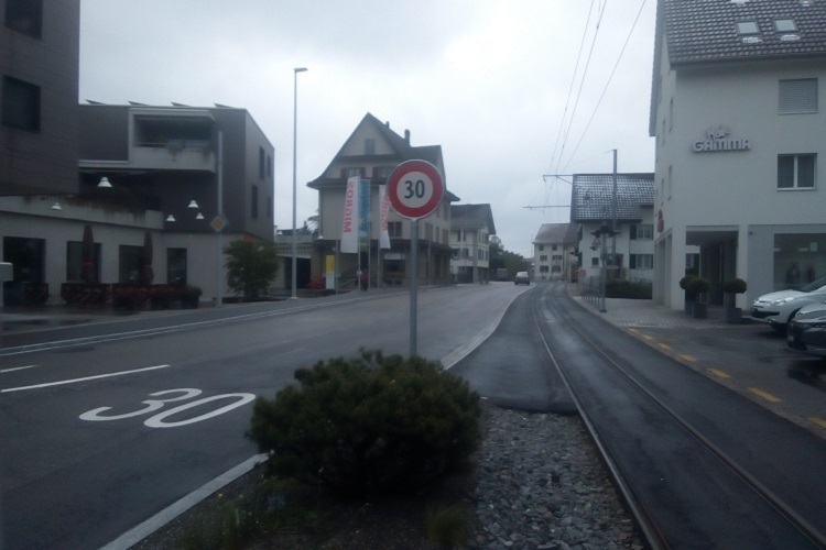 Tempo 30 inerorts auf einer Hauptstrasse: Wer hier aus Gewohnheit 46 km/h drauf hat, zahlt mindestens 600 Franken Busse  