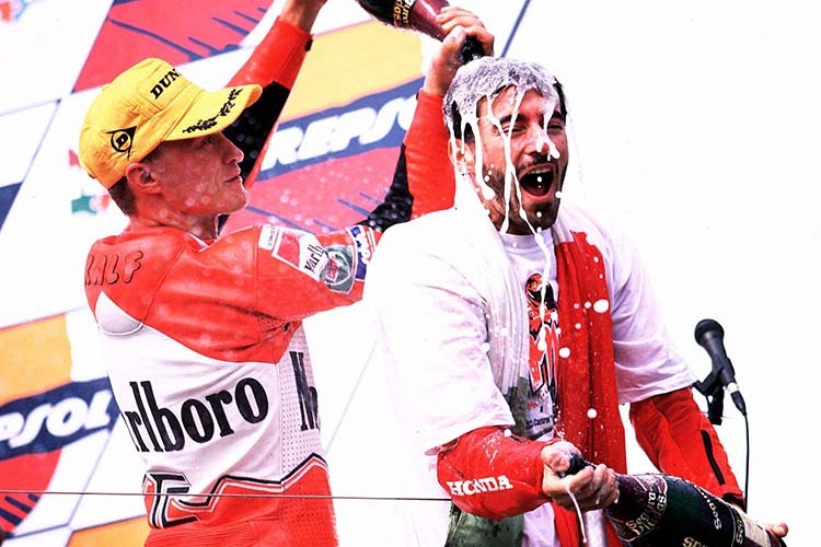 Phillip Island 1997: Ralf Waldmann (links) nach seinem Sieg mit dem neuen Weltmeister Max Biaggi