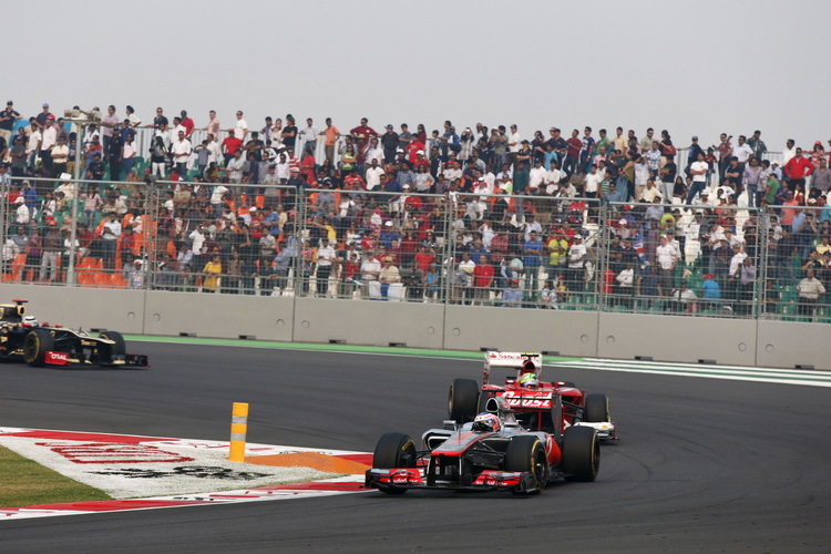 Jenson Button bleibt vor dem Ferrari von Massa