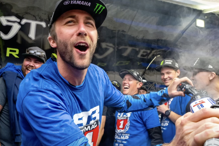 Eli Tomac feiert seinen zweiten Supercross-Titel