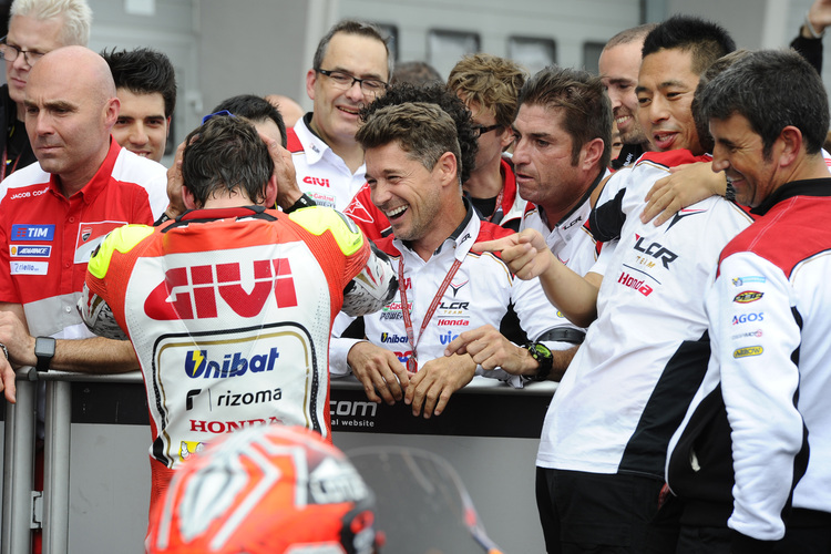 Nach dem MotoGP-Sieg in Brünn: Cal Crutchlow mit einem glückseligen Lucio Cecchinello