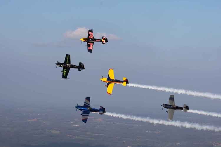 MXS-R-Formationsflug. Angeführt von Kunstflugstar Rob Holland (MX-2)
