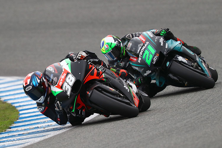 Franco Morbidelli hinter Aprilia-Testfahrer Bradley Smith