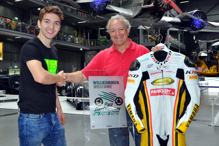 Luca Grünwald übergibt Franz Rau seine Lederkombi für die RaceBikeCollection