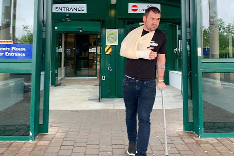 Michael Dunlop beim Verlassen des Krankenhauses