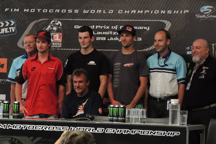 Das deutsche Team mit Max Nagl, Dennis Ullrich, Christian Brockel, Teammanager Hubert Nagl (vo.), zwei Vertretern des MSC Teutschenthal und Youthstream-Chef Giuseppe Luongo (re.)