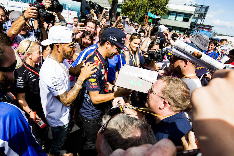 Hamilton und Ricciardo schreiben Autogramme