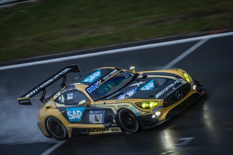 Führt aktuell die 24h am Nürburgring an: Der Mercedes-AMG GT3 #4 von Black Falcon